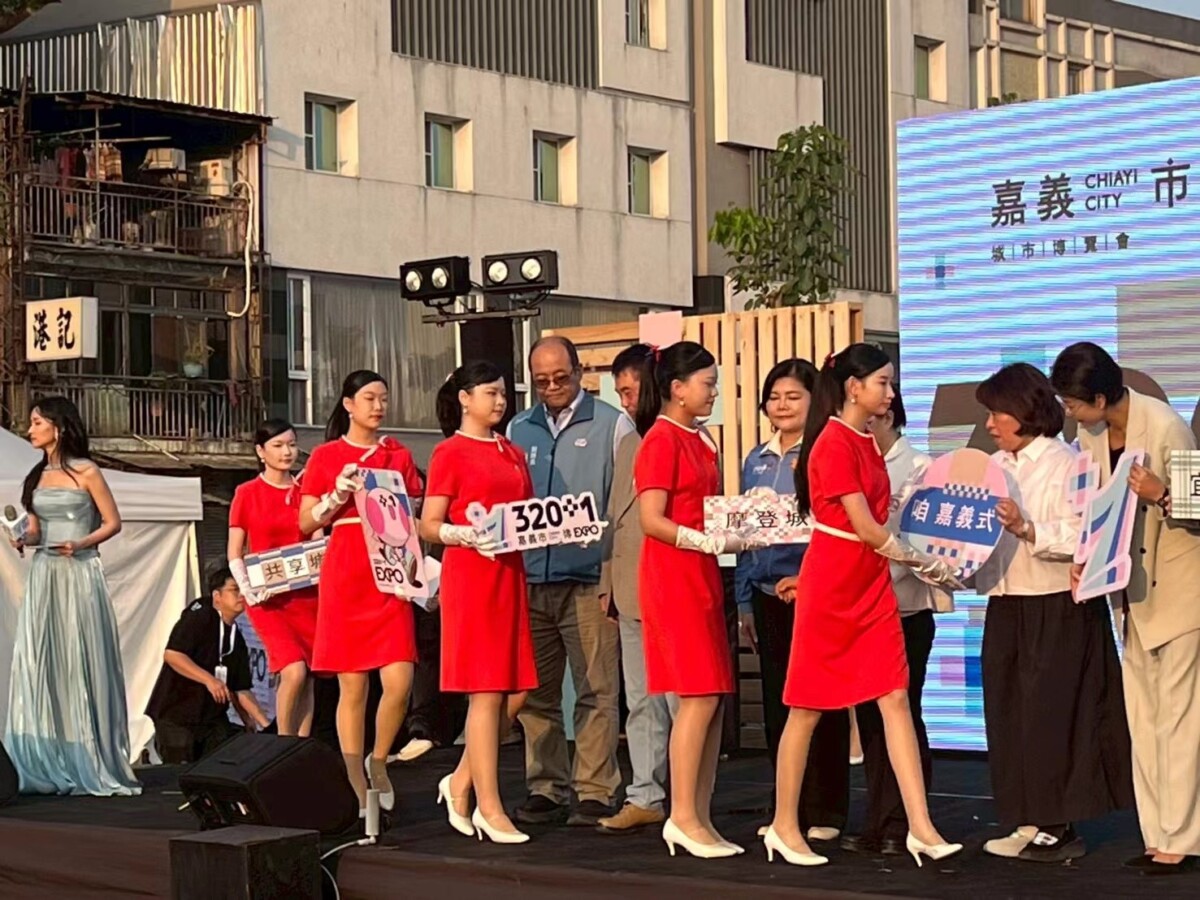 崇仁醫專禮賓大使分送開幕典禮手舉牌給8個縣市首長手舉牌井然有序。