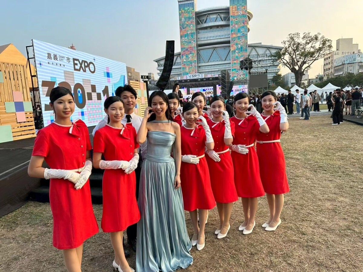 320+1嘉義市城市博覽會開幕典禮主持人（圖左三），對崇仁醫專禮賓大使的專業服務讚譽有加