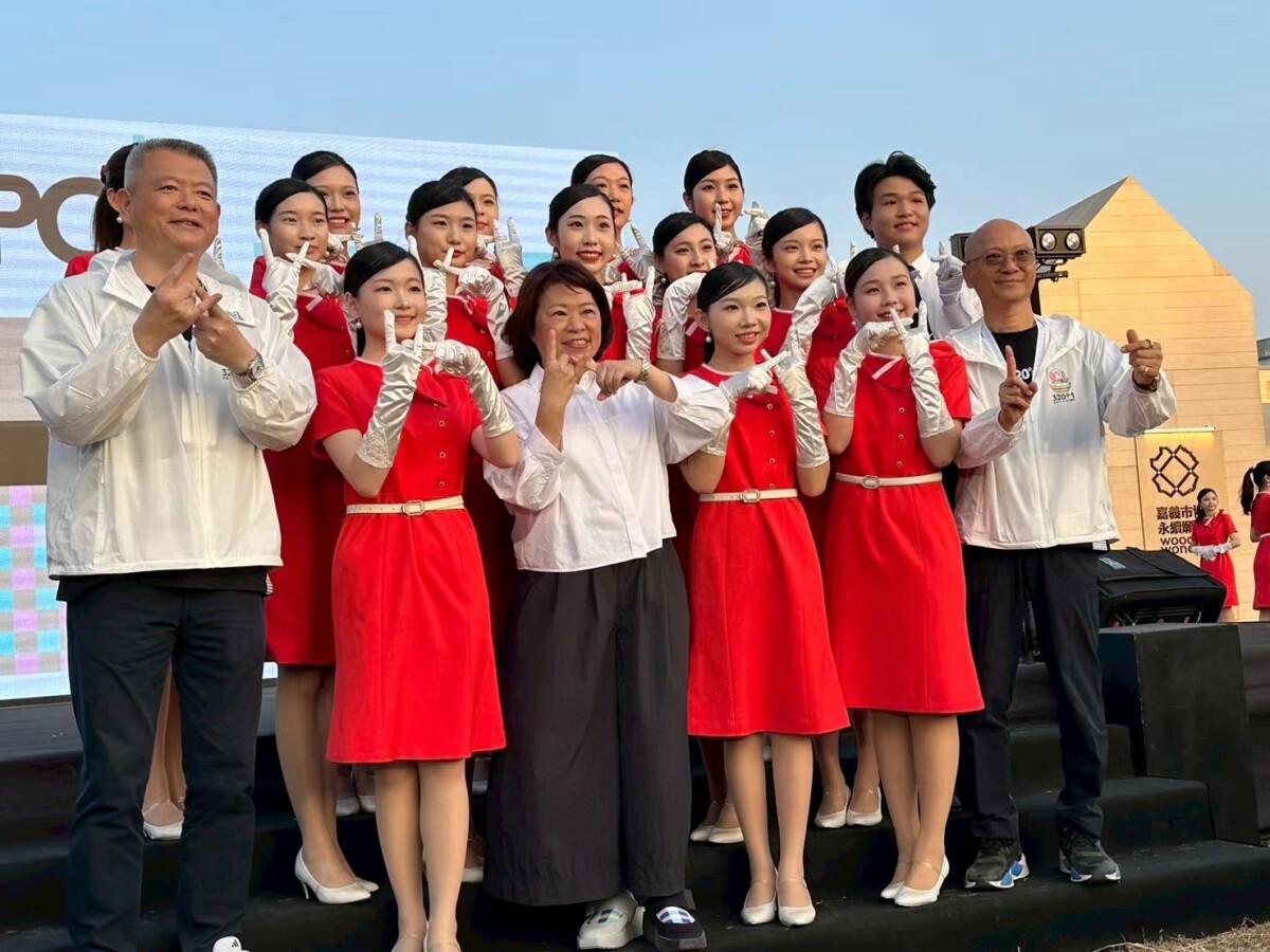 崇仁醫專禮賓大使的表現獲得市長黃敏惠（圖中）副市長林瑞彥（圖左一）祕書長陳永豐（圖右一）的讚賞與肯定。