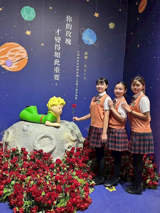 學生於主題展場合影，展現青春活力與對美學專業的熱情