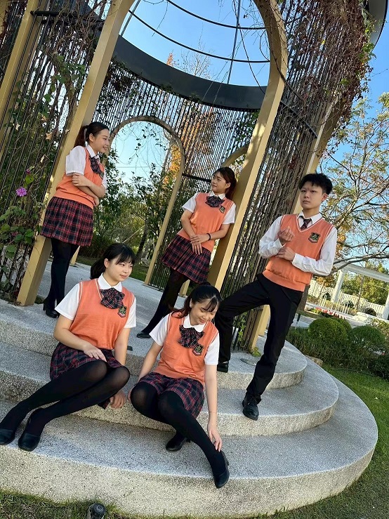 美容保健科學生於蓋婭莊園園區取景拍攝，展現美學專業形象