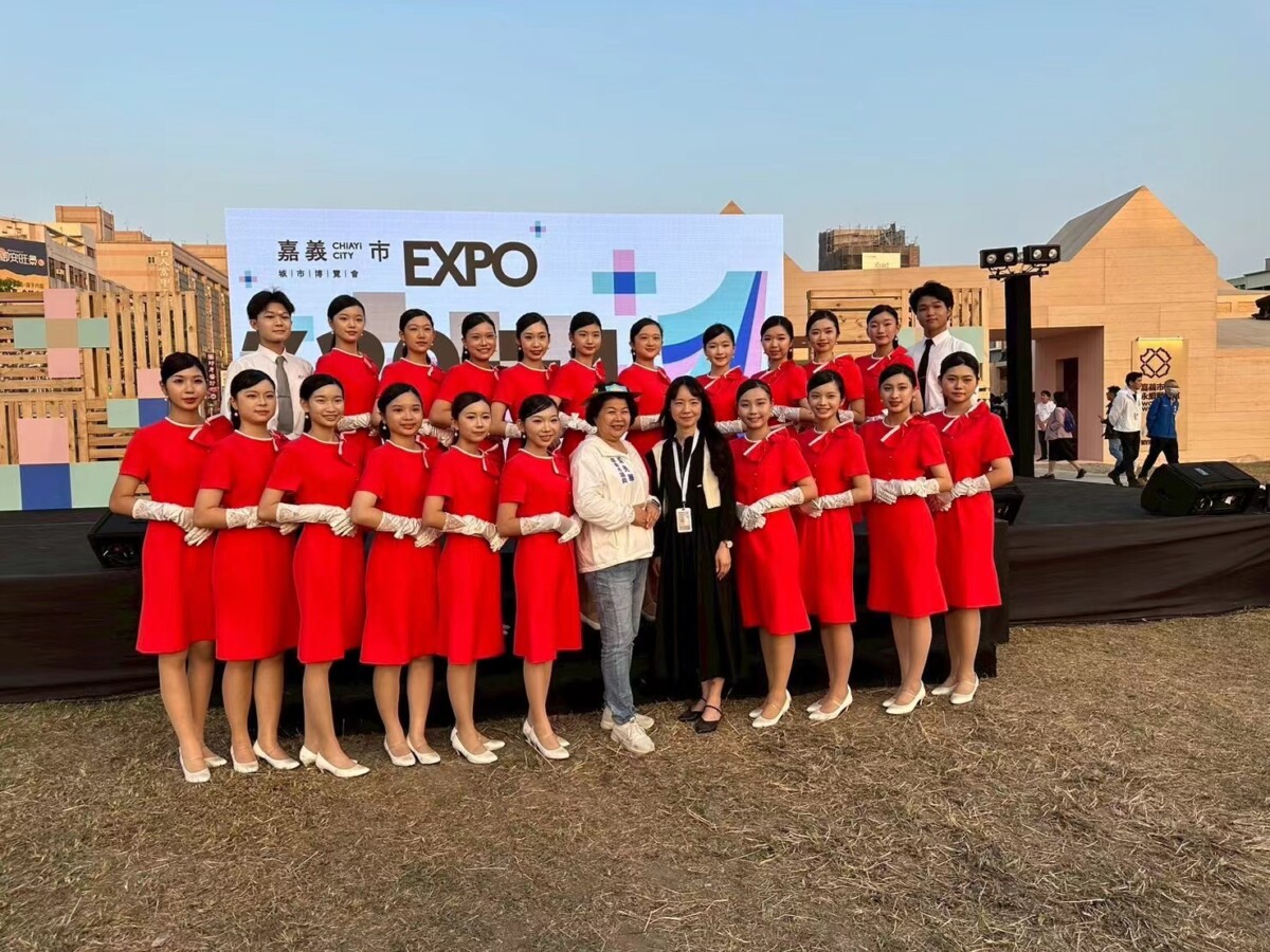 崇仁醫專禮賓大使的表現市議員張秀華（圖中左）都說讚